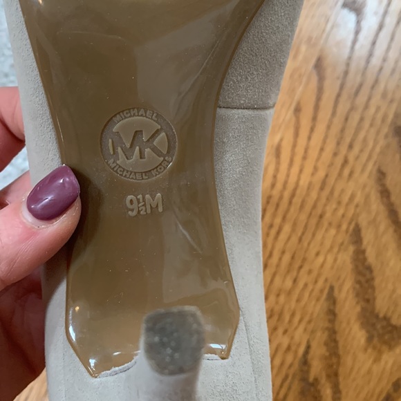 MICHAEL KORS Flex Mid Pump Suede khaki color - Picture 4 of 5